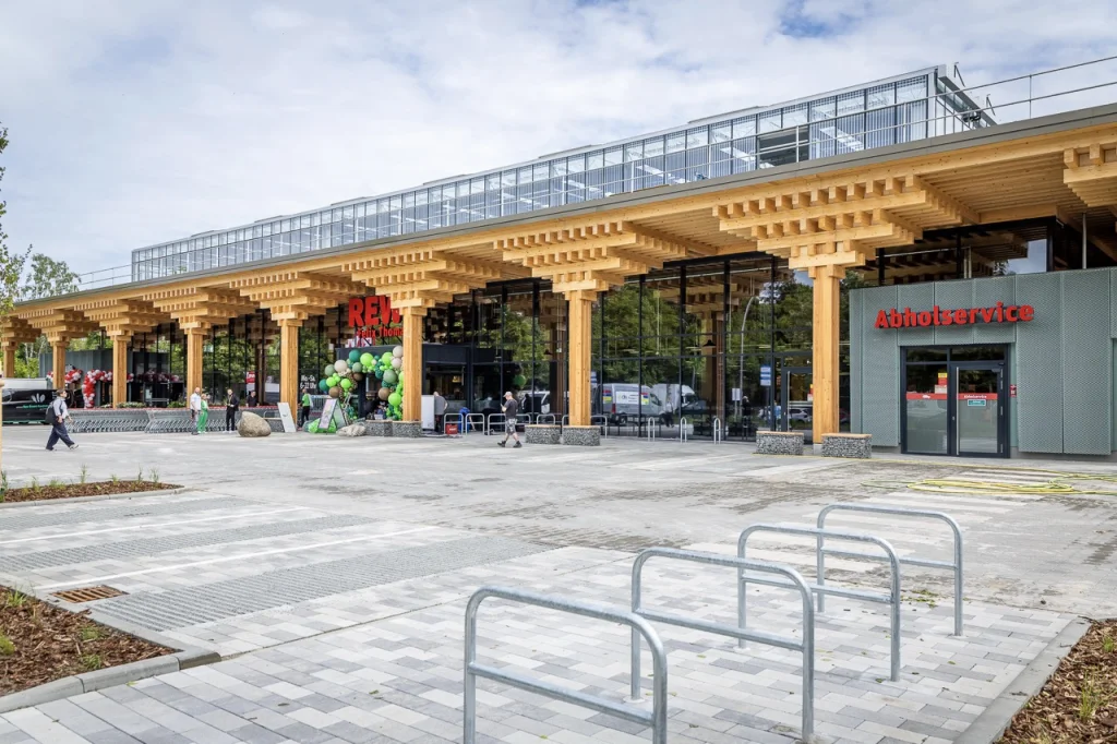 Rewe eröffnet Berlins ersten Supermarkt mit Dachfarm